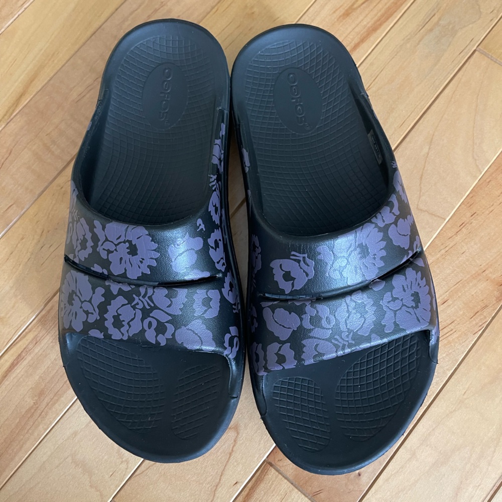 Oofos OOahh Luxe Women's Black Purple Floral slide sandals